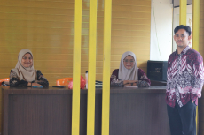 Petugas Meja Layanan MAN 1 Pekanbaru Perkuat Pelayanan dan Pengawasan Pembelajaran