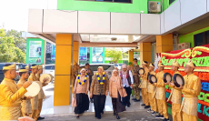 Tim Kompang dan Bujang Dara MAN 1 Pekanbaru Sambut Istri Menteri Agama RI pada Kegiatan Pembinaan DWP Provinsi Riau